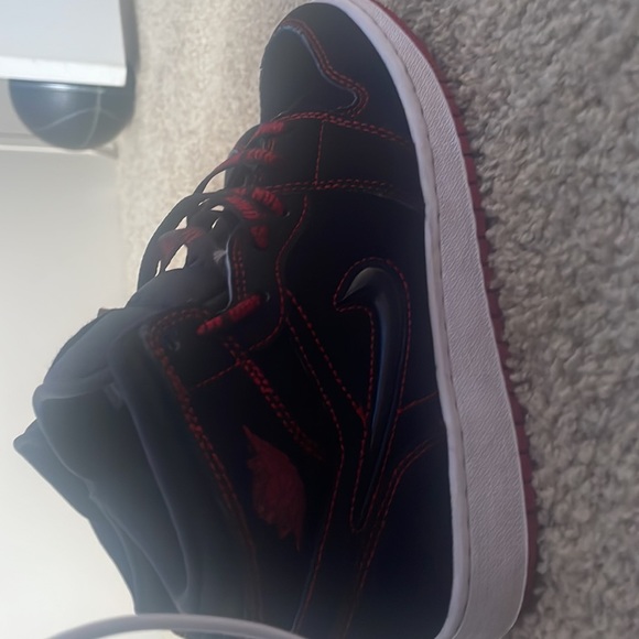 Jordan 1 red and black but wit no box - Picture 3 of 17